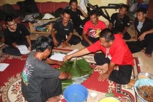 Mas Patoni Sedang Menjelaskan Cara Mencetak Buceng 