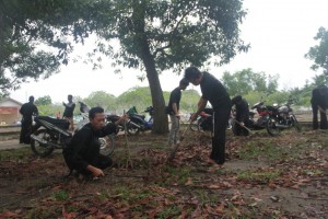 Warga PSHT Cabang Bangka Membersihkan TPU Air Ruay