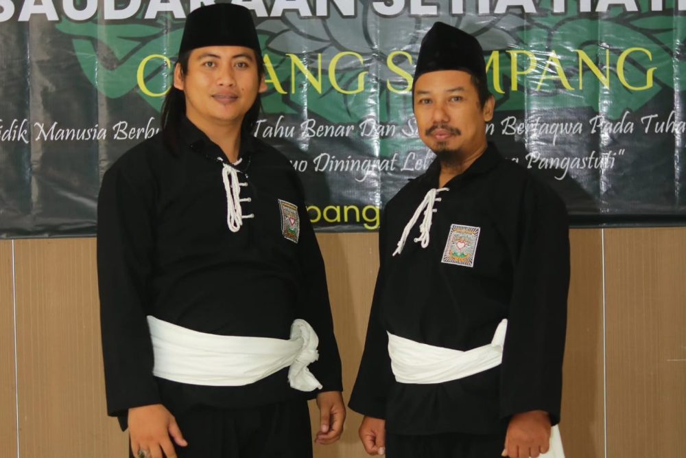 Ketua Cabang PSHT Kabupaten Sampang, Kaangmas Hanafi (Kiri) didampingi Ketua I PSHT Cabang Sampang, Kangmas Eko (kanan),