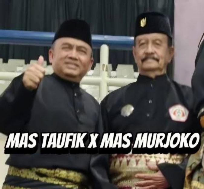 Busana Mas Taufiq dan Mas Moerdjoko
