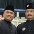 Lihat gaya busana kedua tokoh ini. Mas Taufiq dan Mas Moerdjoko. Dalam sosiologi kekuasaan dan semiotika visual, perbedaan gaya busana pada foto tersebut secara gamblang [&hellip;]
