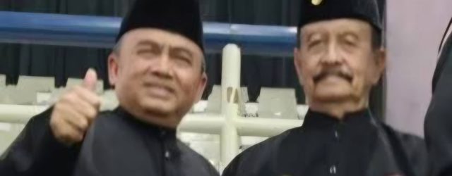 Lihat gaya busana kedua tokoh ini. Mas Taufiq dan Mas Moerdjoko. Dalam sosiologi kekuasaan dan semiotika visual, perbedaan gaya busana pada foto tersebut secara gamblang [&hellip;]